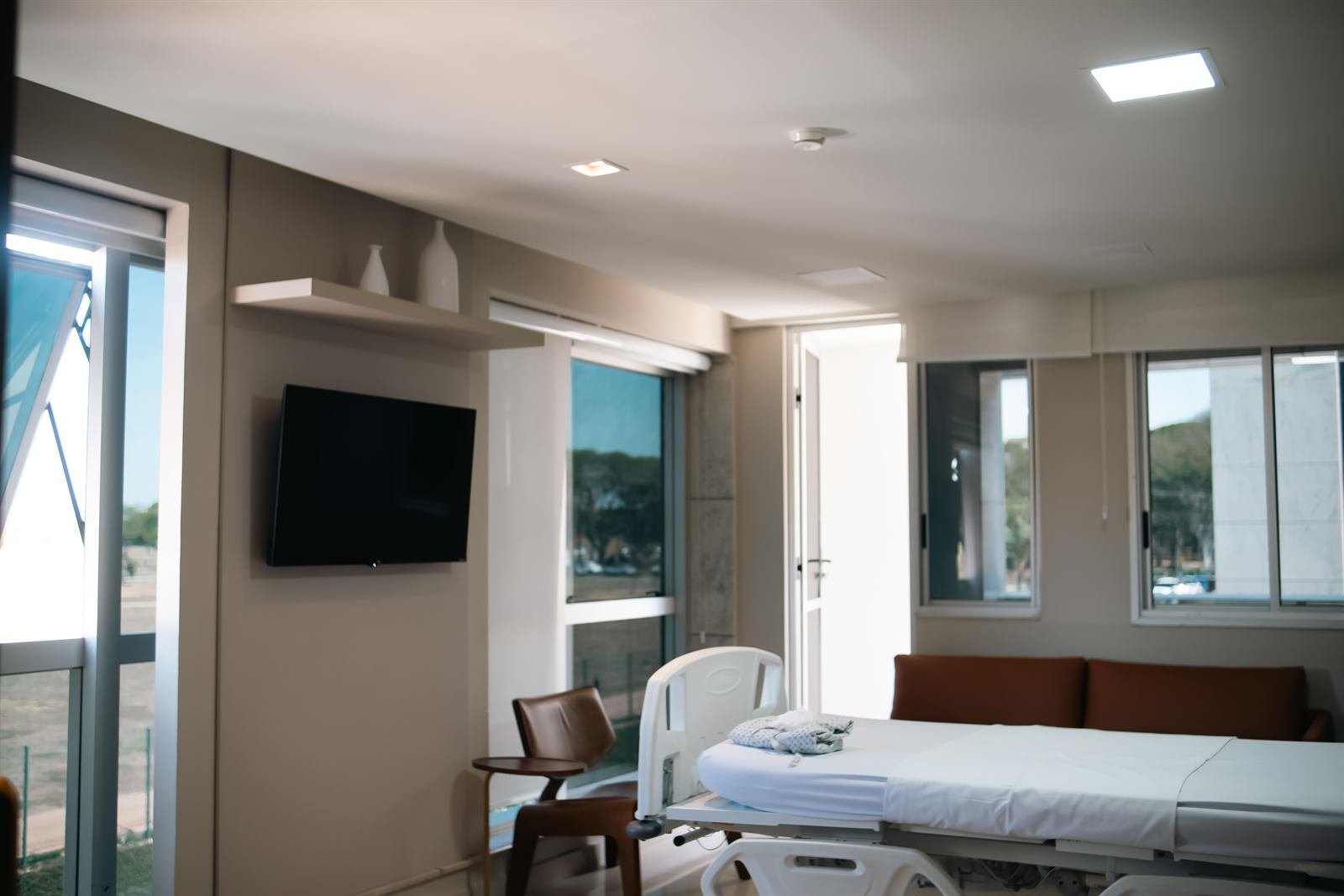 Apartamento com cama hospitalar, sofá para acompanhante, TV e janelas amplas